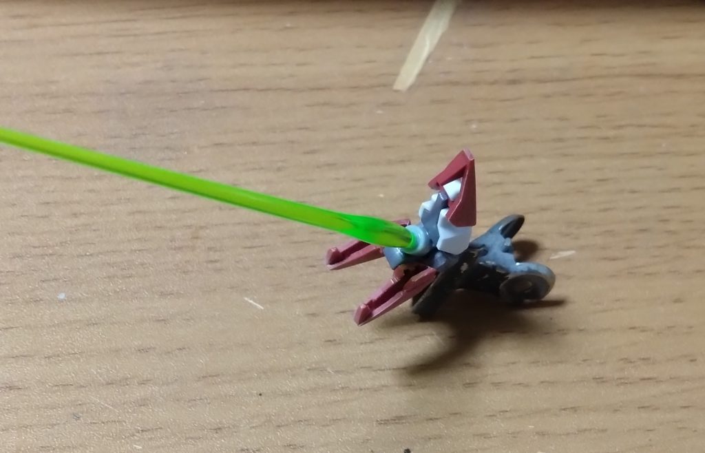 ベウやペンデの足はカッコよすぎるのでこれは分離させないと嘘でしょ。ついでにビーム発振器つけたろ。とか思ってたら有線式の兵装が計6基も搭載されていた。グラスレー機の設計思想は対ガンダムだと思うので、有線式の方がオーバーライドされにくそうだと考えるとまぁ良いんじゃないでしょうか。サビーネ様なら上手く扱ってくれる。