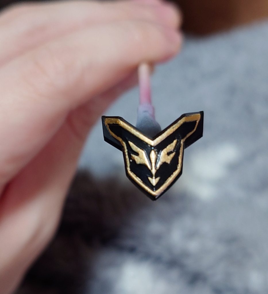 プリズムブルーブラックはラッカー系塗料だったので、ネックだったエングレービングは水性ホビーカラーのゴールドで塗りました。筆塗りなので拙い…。だれか上手いやり方教えてください😭