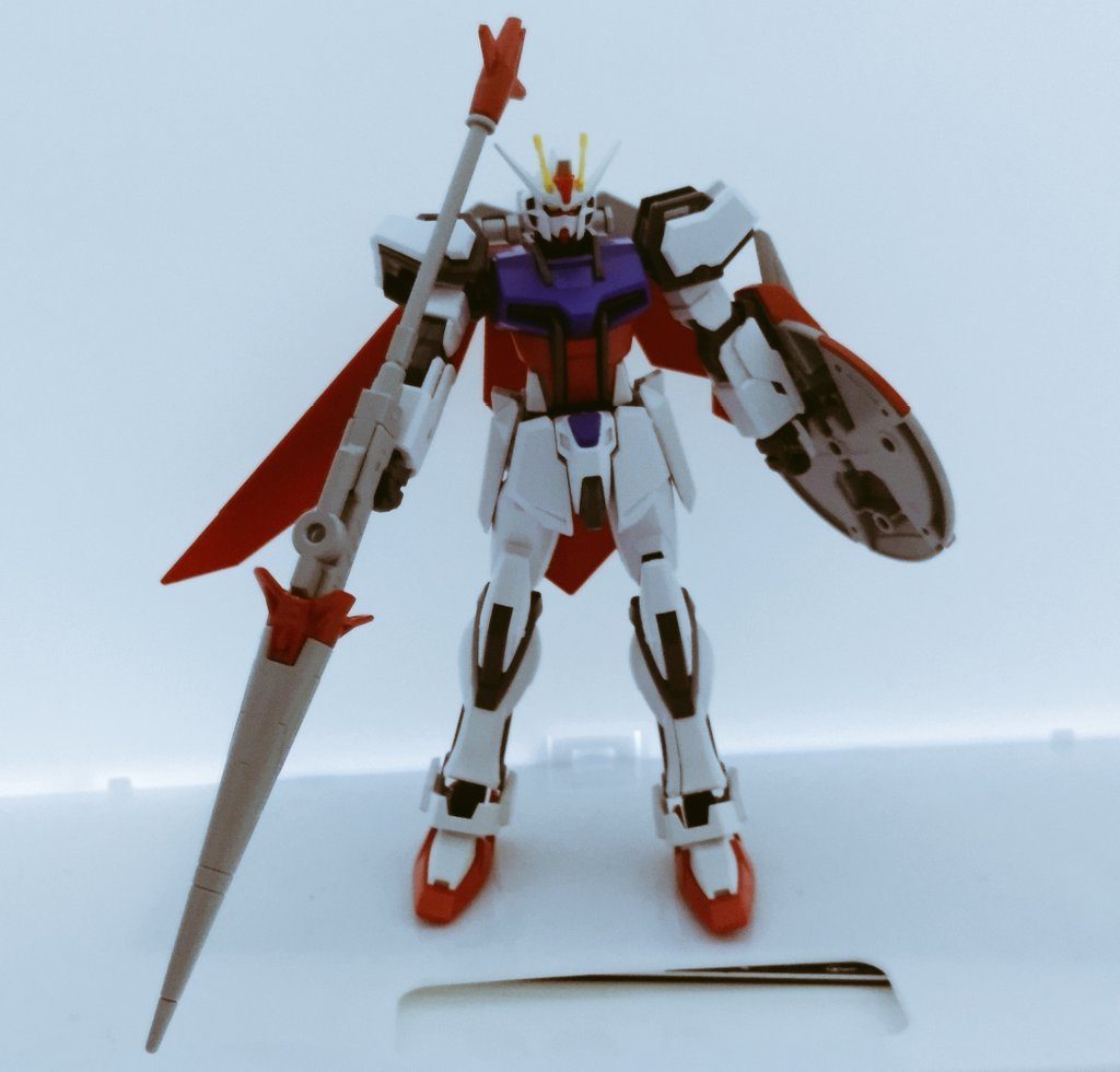 EGストライクとHGジャスティスナイトの武器パーツを組み合わせた姿。