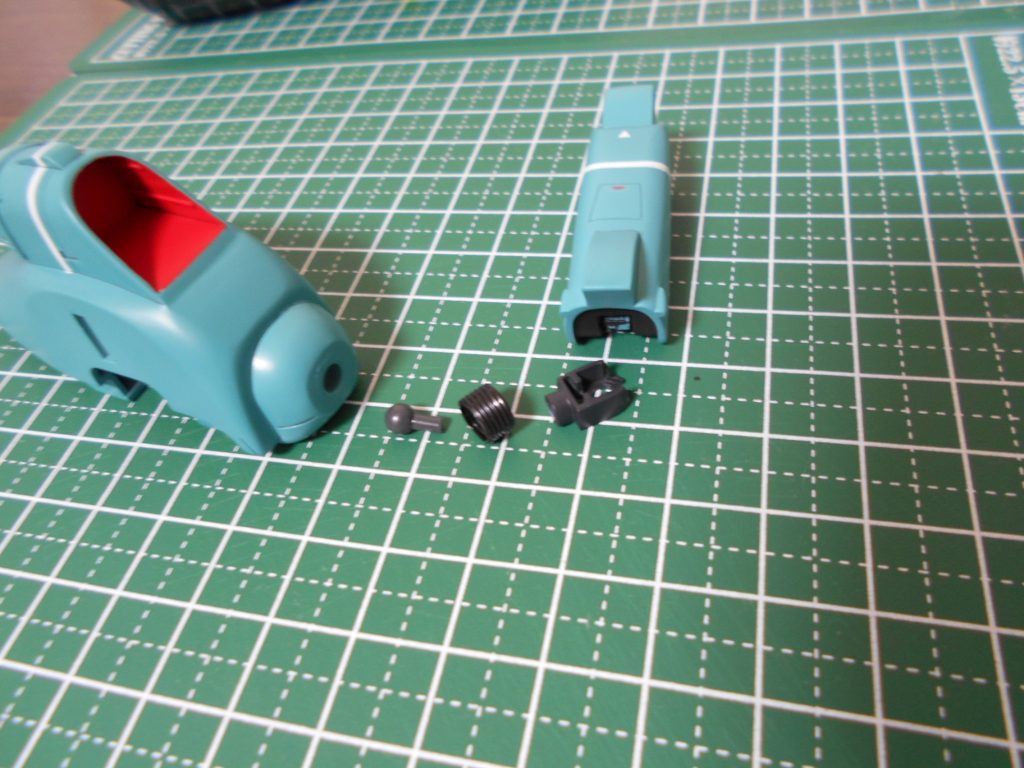 腕の関節。ボールジョイントでフレキシブルに可動するのでかっこいいポージングが可能。真ん中の蛇腹はストローの曲がる部分です。