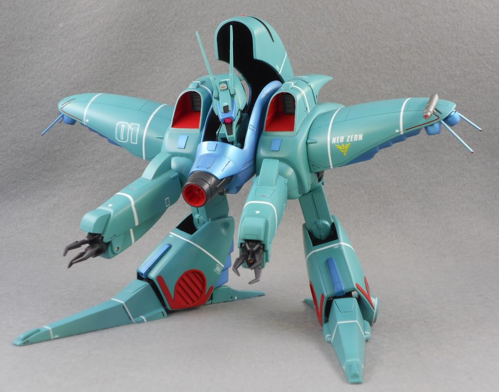 まっすぐでかっこ悪かった腕をハの字に開けるようにし、頭部を稼働させるために関節を追加。肩をすぼめるようなスタイルだったので肩のパーツと胴体の接合位置を変えて背筋(?)をキリッとさせる。