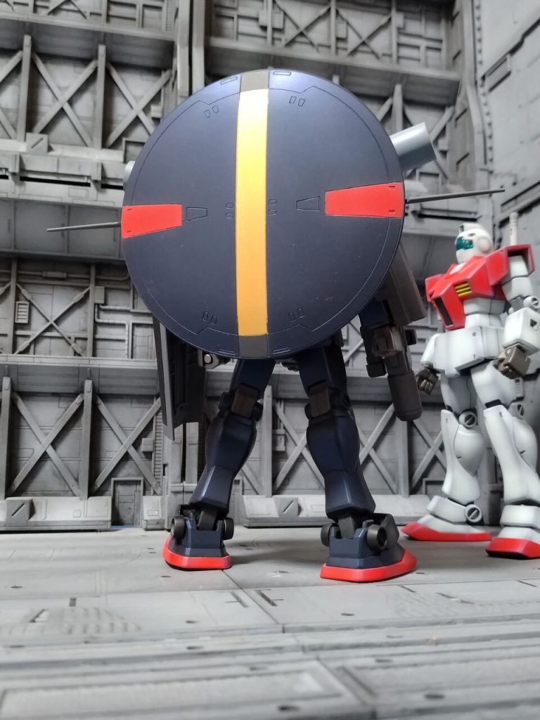 レドームユニット装備時(後ろ)オレ設定では、連邦連絡機のディッシュのレドームをベースに転用
