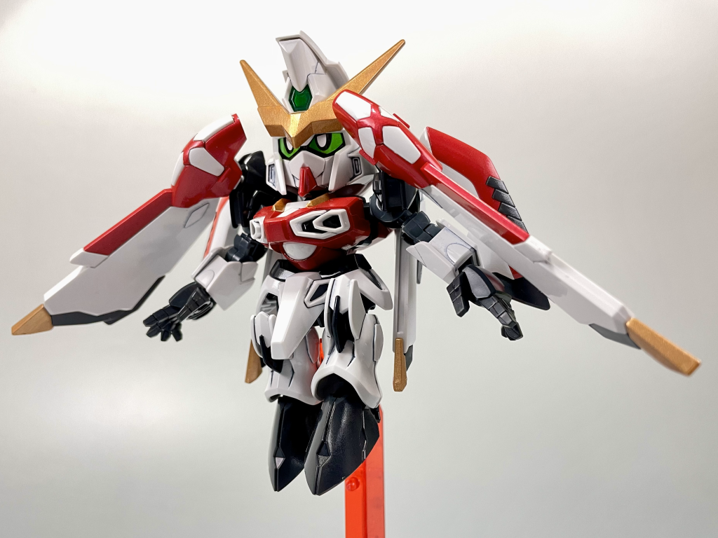 以上、SDCS フェニックスガンダムでした。色分けが非常に素晴らしく、塗装なしでもほぼイメージ通りに再現できます。スタンドや平手ハンドパーツも両手分付属していますが、フェザーファンネルが1個くらい欲しかったなぁというのは欲張りかなwこの機体以降SDCSシリーズは冬眠期間になりましたが、最近は動きが活発になってきてうれしい限り。今後もこのフェニックスやシスクードのようなゲームオリジナルMS達もたまにでいいから発売してほしいと願うばかりです。