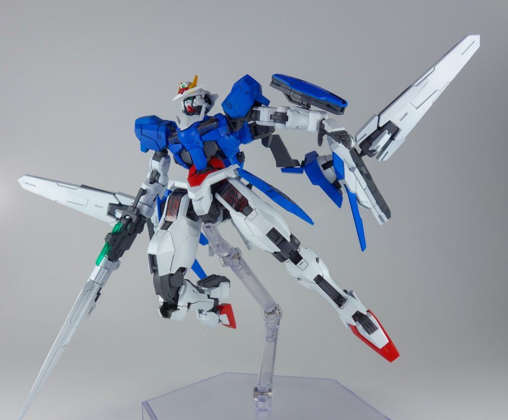 「ダブルオーライザー エリアル」ビットオンマニューバ形態GNビットを機体各部に搭載しGNドライブを位置変更した状態。各部のGNビットからGN粒子を一気に放出させる事で爆発的な加速力を発揮する事が出来る。