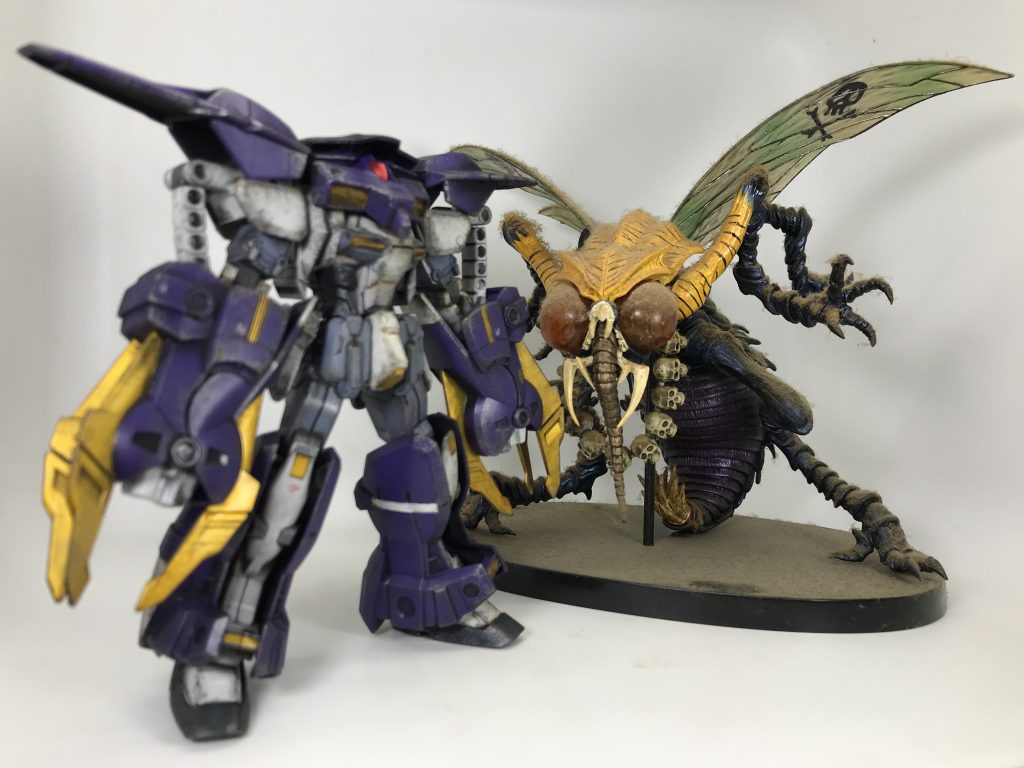 アスクレプオスって金子一馬版のベルゼブブにカラーがソックリじゃないですか?デザイン的にも共通点が!?🤔ってことで記念にツーショット!このベルゼブブは今も喫煙室に飾ってあるヤニリング仕様です🚬