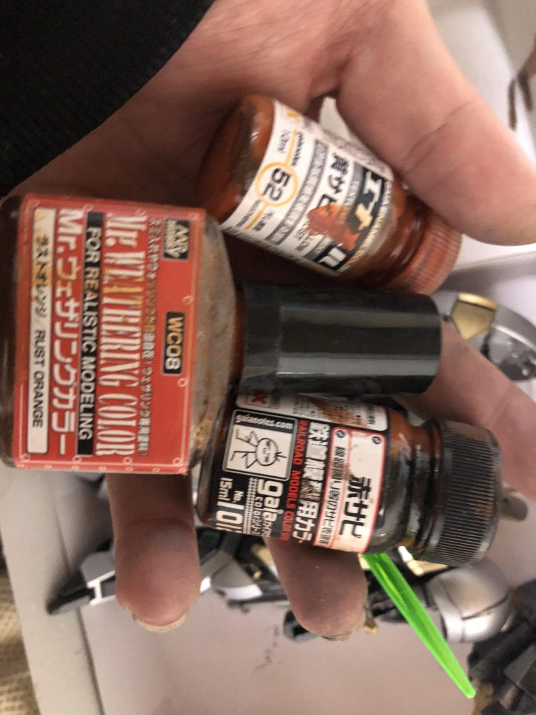 デクスチャーペイントな乾いたらトップコートを吹きエナメル塗料を塗り、またトップコートを吹きMr.ウェザリングカラーオレンジを塗りまたトップコート