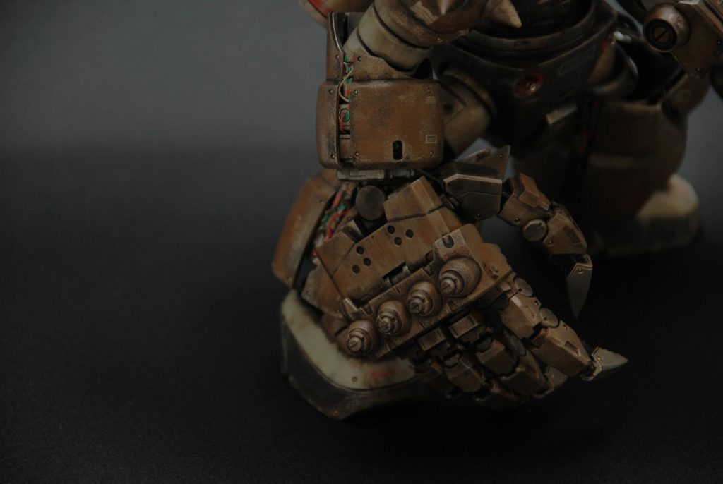 大きな右手は何でも引っ掻いて破壊しますよ‼️