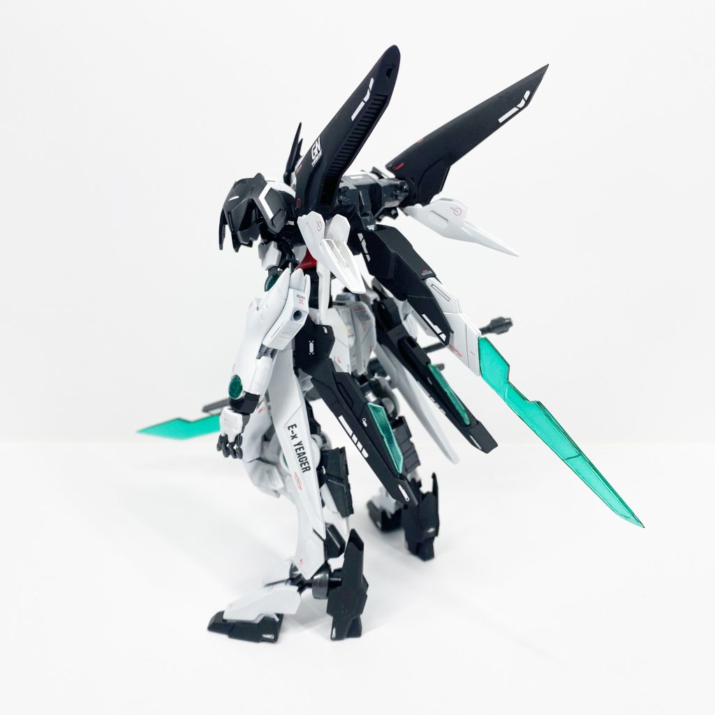 以下機体情報です。機体名【ガンダム エクス イェーガー】英語表記【Gundam E-x Yeager】型式番号:GN-G-00動力:ツインドライブシステム機体名の由来はエクシアとレクスをメインで混ぜたのでエクスにしました。イェーガーはただ音の響きが繋げると良かったので付けただけです。安直ですね。自分で説明していて恥ずかしくなります・・・私のテーマはOO系統のパーツをバルバトスに入れていくのをテーマとして、とにかく元のパーツが分からなくなるよう加工をしてみました。しかしながら、見ただけでわかる方多いですかね・・・笑また、今回初めてオリジナルデカールも作成しました。ところどころに貼り付けてありますので、是非探してみてください。