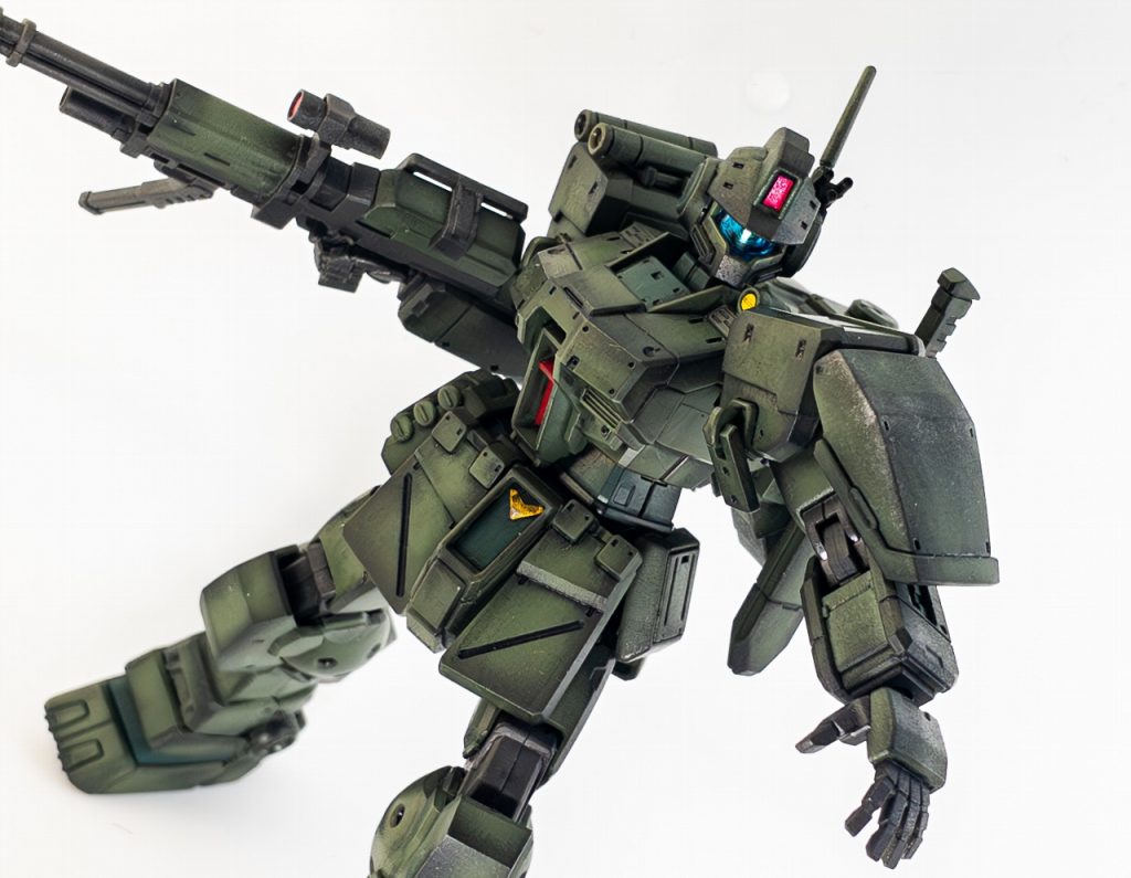 クリアパーツの奥のカメラ部分を、定番のガンダムマーカーEXメッキシルバーで部分塗装。光を当てたときの映り込みが好きで、毎回塗ってしまいます。