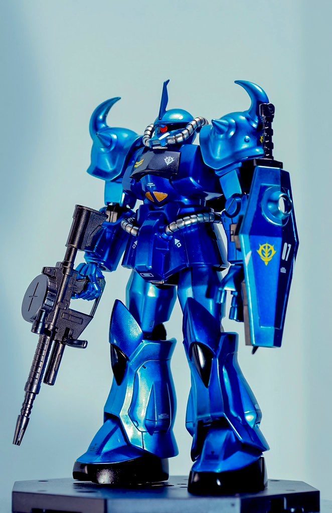 全身をメタリックキャンディ塗装で仕上げました。HGの古い方のキットなので合わせ目あったりキャノピー部分一体型だったりシールドの塗り分けに苦労しました😅(一部失敗しました)