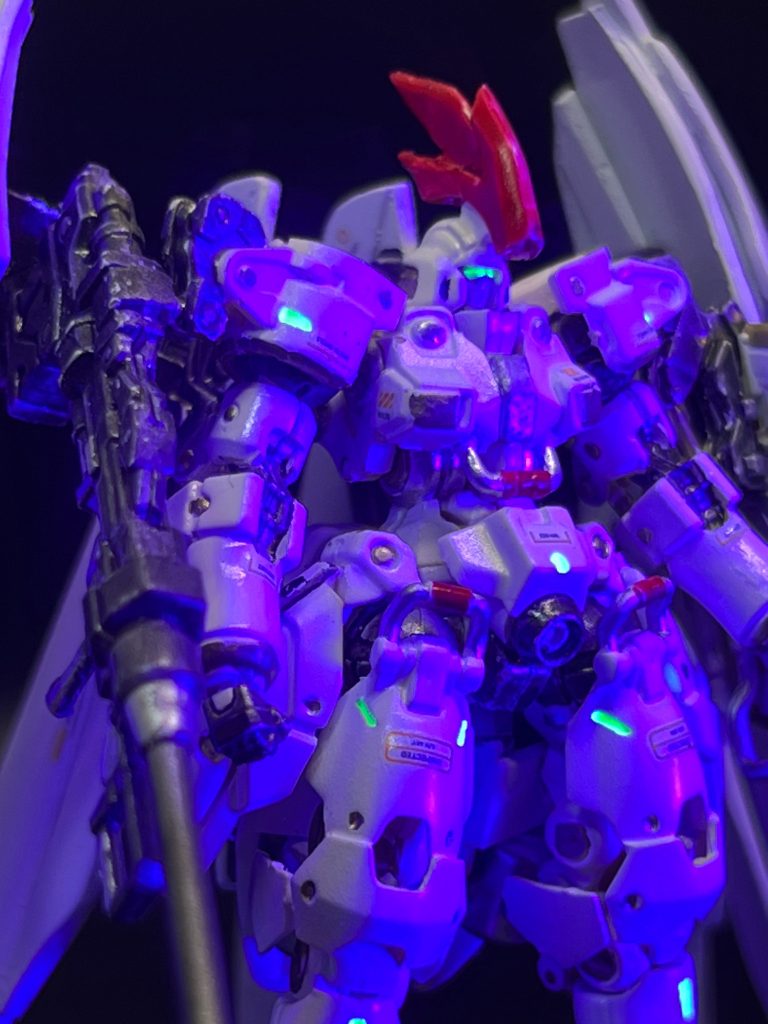 UVライトで発光。なんか定番になりつつありますが。今回は目の発光に気合いを入れてみました。通常時は黒く発光時に緑になる様にしてみました