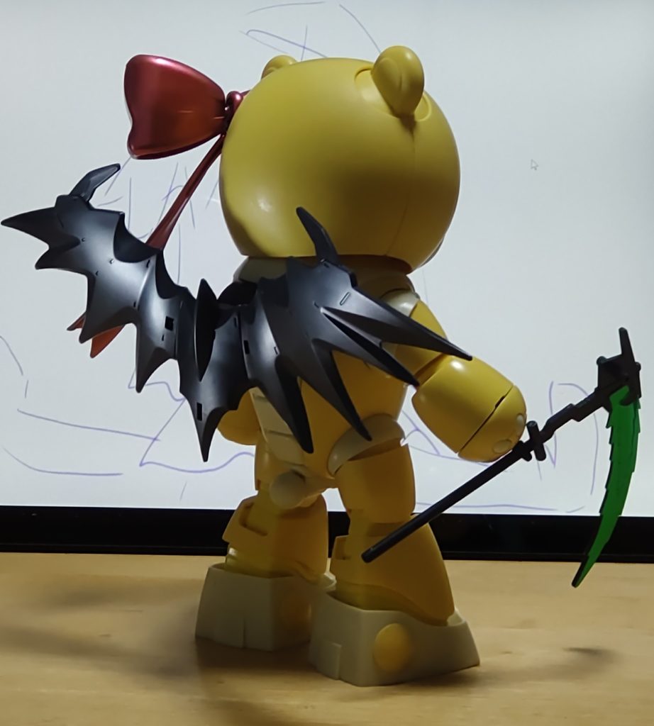 背中の3mm穴と羽根の基部の3mm穴をランナーで強引にくっつけてますサイスとリボンは結束用の針金を細工して結びつけてるので、ポロポロと落ちたりしますが撮るまでの我慢（笑）