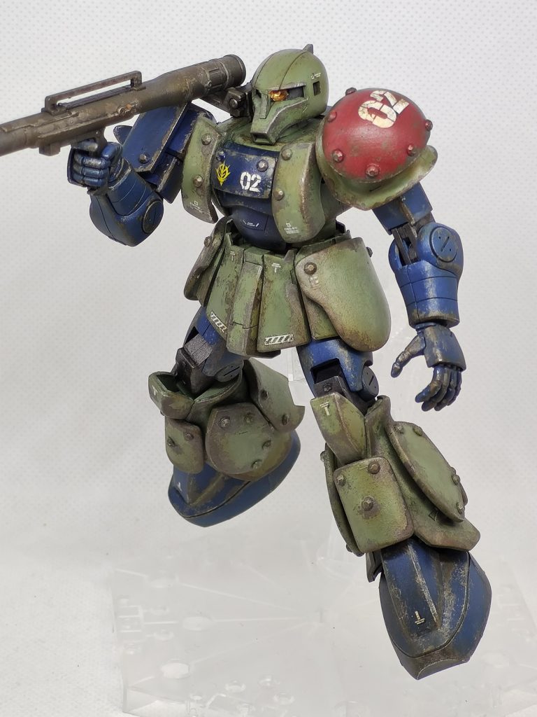 バズーカ片手持ち(キットで最初から肩にバズーカ・ラックを装備させているのが細かい)。