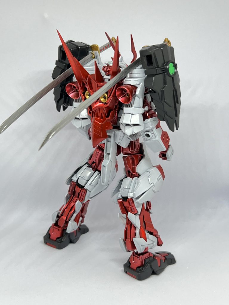 サムライソード先端や鬼面の角をプラ板で延長してシャープに。