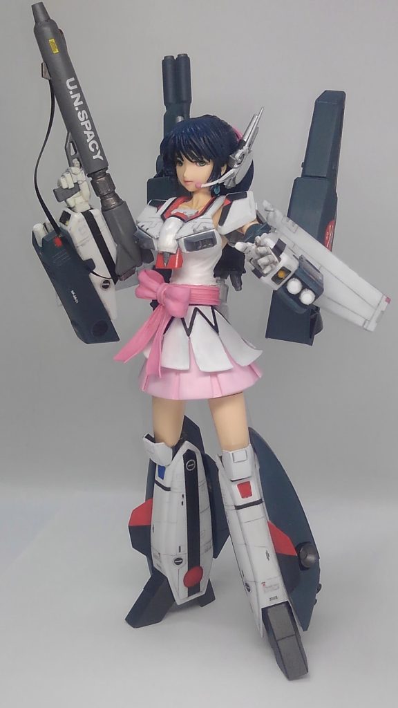 手足と背負いものをバルキリーから捥ぎ取ってミンメイに装着できます。古のバンダイの伝説のキット、アーマードレディシリーズのバルキリーレディのオマージュです。いやパクリwかな?