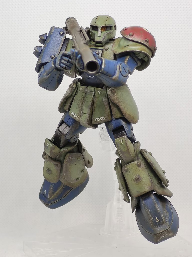 もちろん両手持ちもできます(それ用に手首にちょっと角度をつけてあったり、平手が掴む形状だったりする所も細かい)。