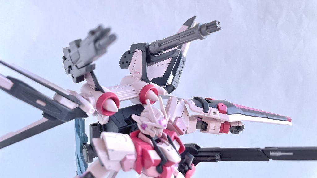 ビームライフルや背部のビーム砲、ガトリング。羽に隠れてますがユニバースブースターのキャノンなども揃えてます