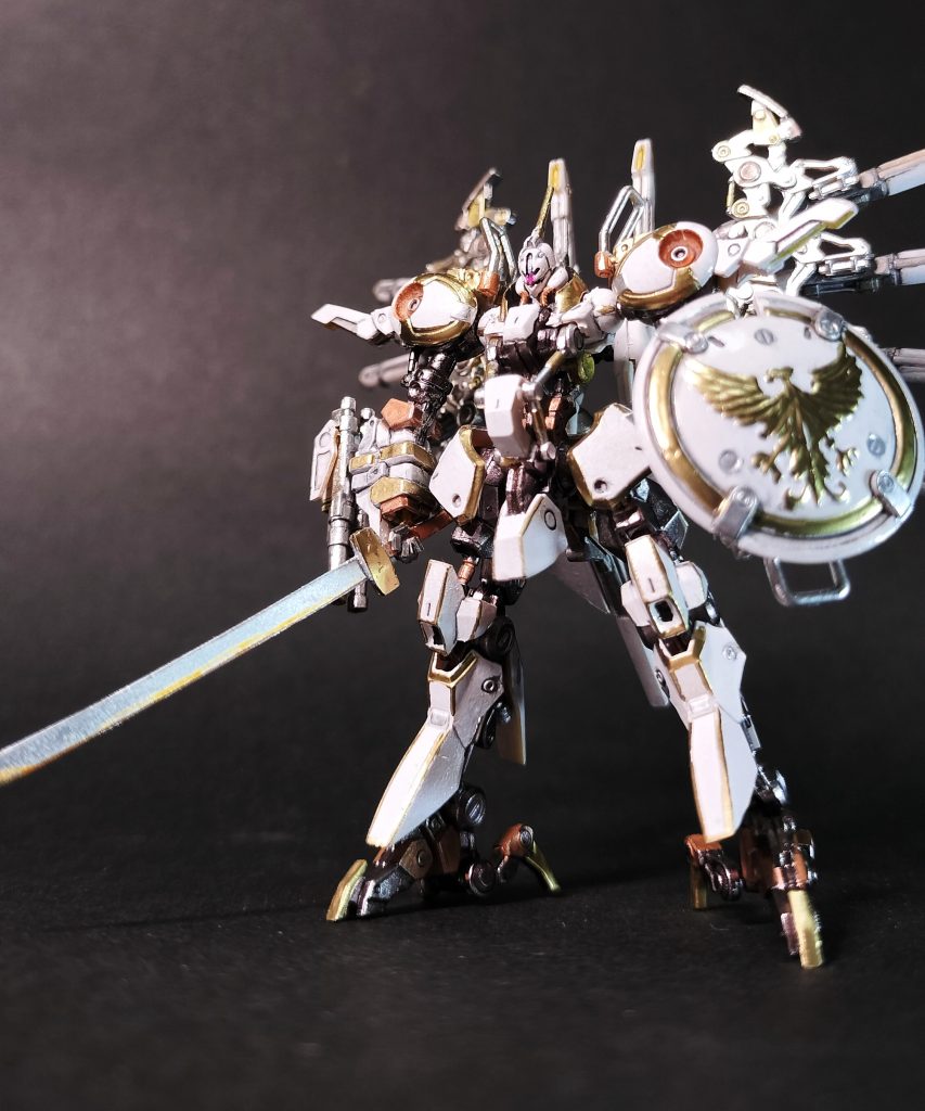 旧時代の中世と呼ばれるヨーロッパの甲冑をモチーフにした装飾でもあり、シールドもそうしたデザインに改められている。