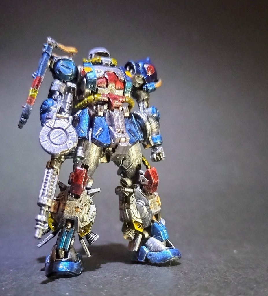 学徒訓練生に少しでも危機感を持たせるため、敢えて「連邦の白い悪魔」を想起させるカラーリングを施している。