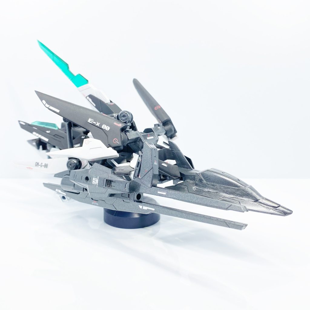 フライヤー状態はデルタプラスのような形状を目指しました。単体でもカッコいい飛行機になるように、フレームの切り貼りをしています。名称はE-xフライヤーになるのかな・・・