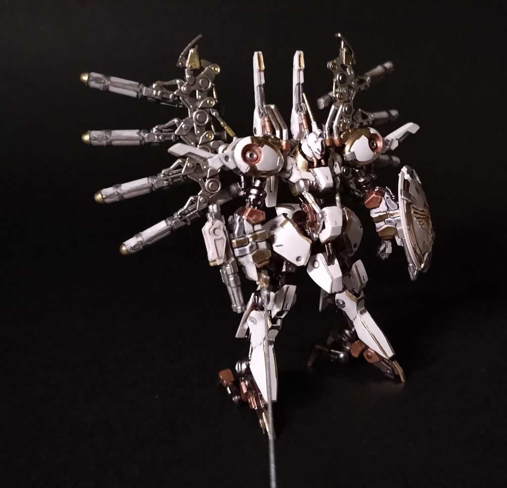 この剣を主兵装とするため、当初装備されている二連ビームキャノンはショートバレル化し、剣を振るう取り回しの改善が図られている。