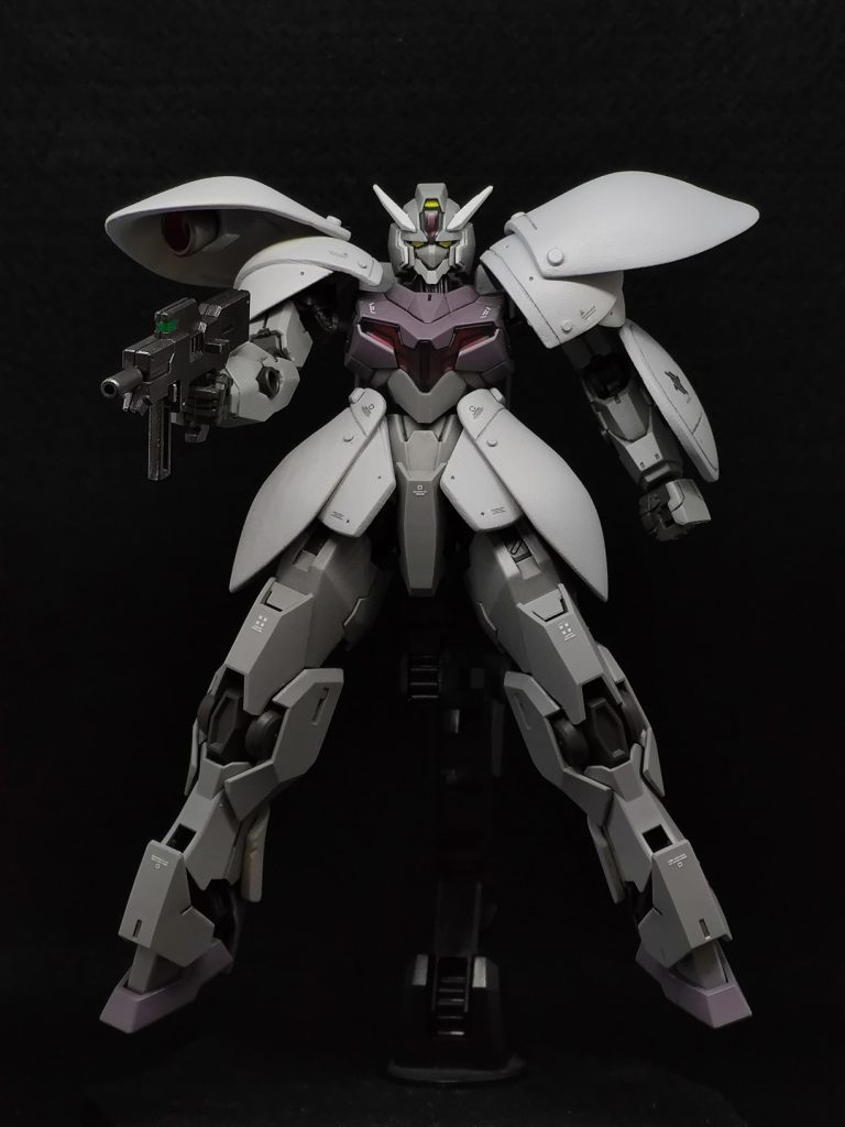 明るい機体色なので黒背景でも撮っておきます。