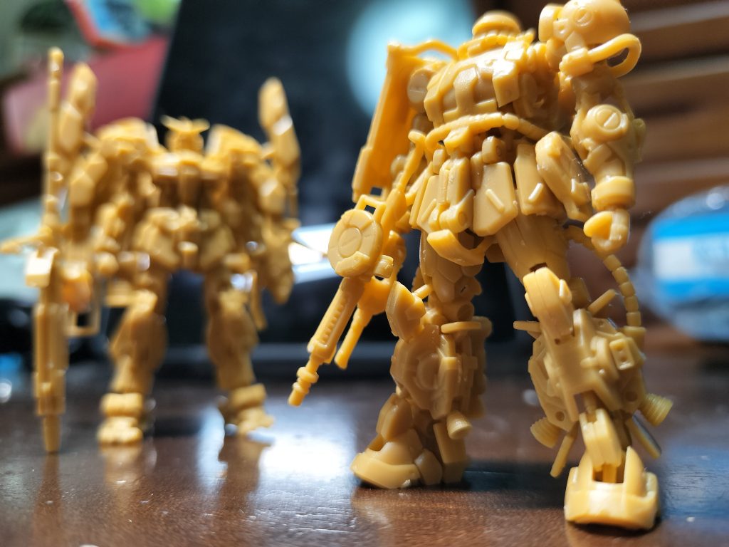 その仕事の傍ら、グリプス戦役時代のジャンクMSを個人ハンガーに収集し、ハイザックのフレームをベースに自身が教官を努めていたザクを模した稼働可能MSを組み立てていた。