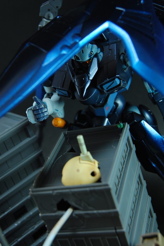 「狙撃が得意なの?」「他の奴らが下手だからやらされてるだけ。ペイルは高機動な良い機体を造るけど、運用がいちいち陰湿なんだよな。ザウォートの機動性は接近戦でこそ真価を発揮すると思ってる。ペイルのガンダムの盾役なんてやってられないね」「ガンダムってなに?」