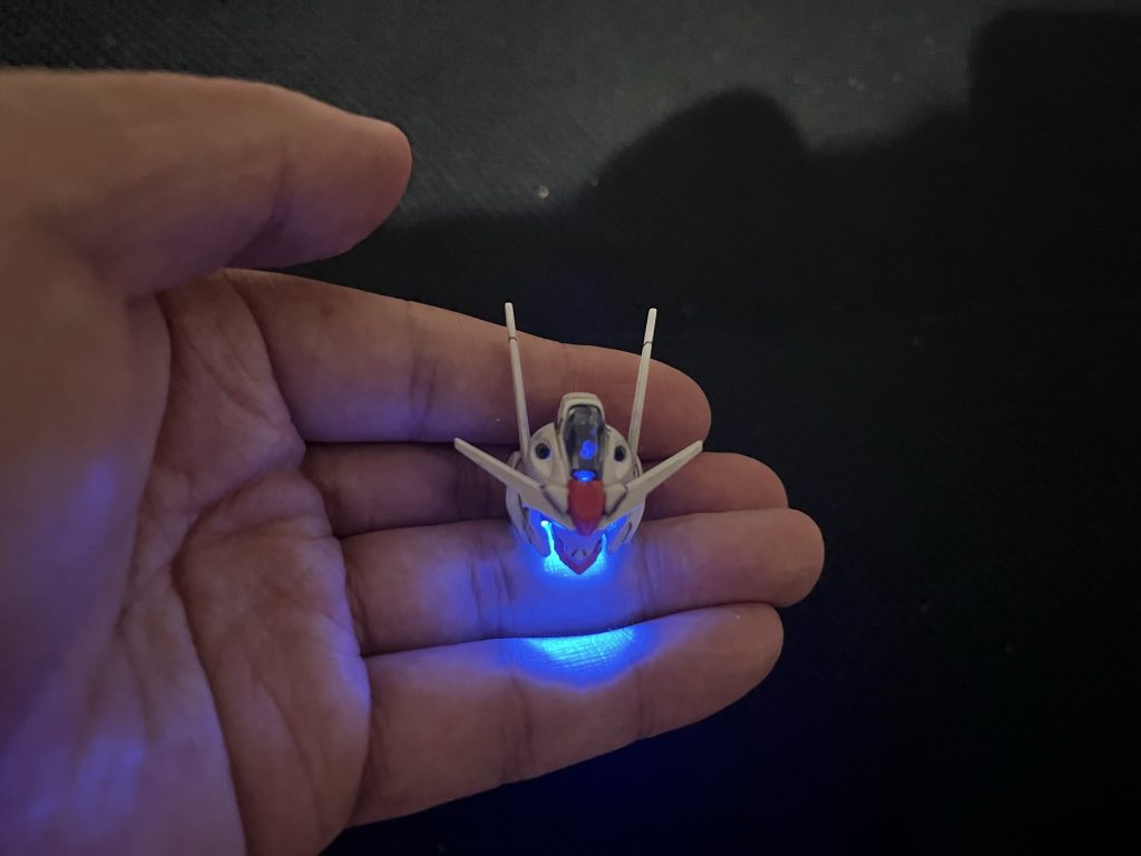 サイズはこんな感じ。非常に小さいです。また、目の部分はクリアのプラを切り出して埋め込んでいます。