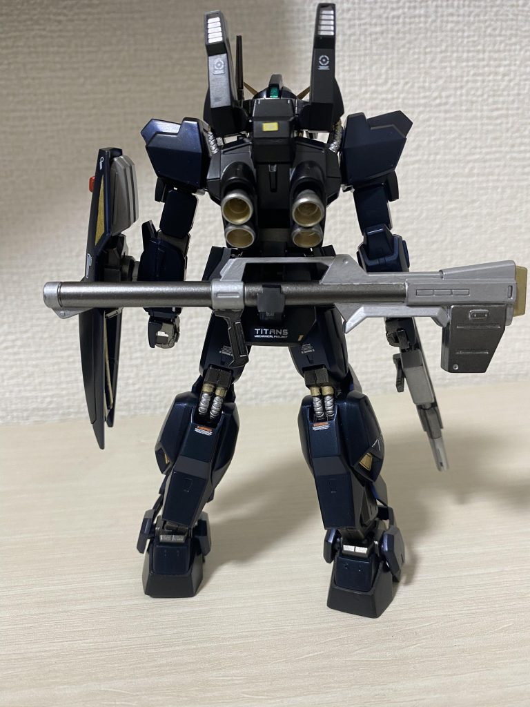 真後ろからデカールが斜めってるのが気になるw