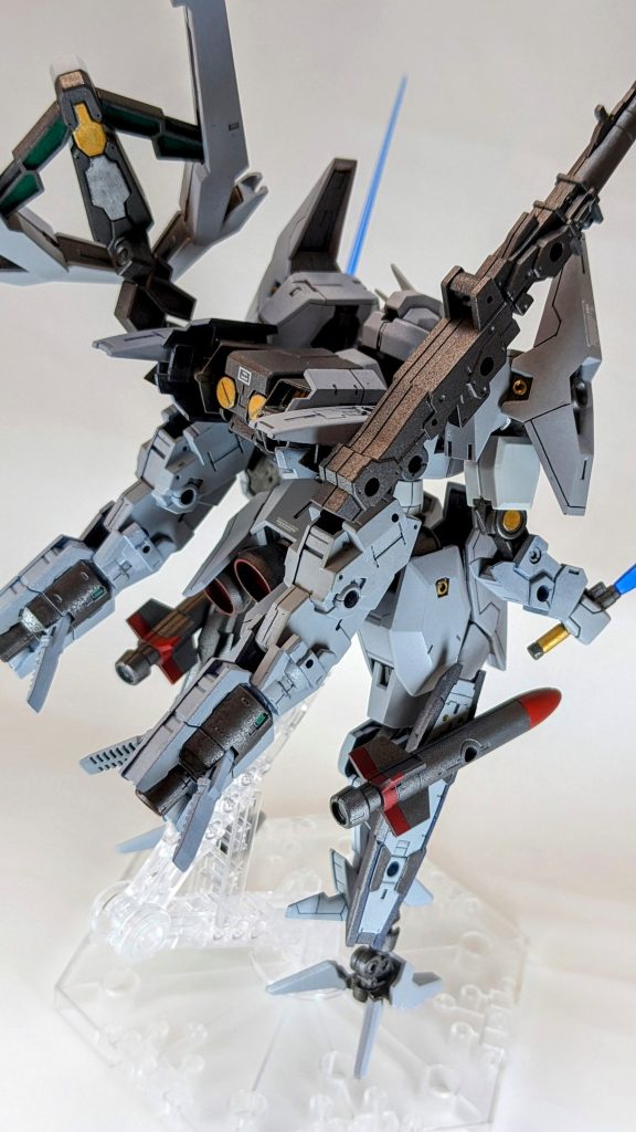 作成中は本当にこれ、最後には形になってくれるだろうか、と非常に心配でしたが、なんとかここに投稿させてもらえる位の形になった時、非常に安堵したたと共に、非常に満足の行く形に仕上がったと思いました。ということで今回は、お正月に拝見した『水星の魔女キット』はハズレというネガティブな意見から事を発した、作品『HG ガンダムルブリスソーン・アルト(空中戦仕様)』でした。感想としてはやはり、『水星の魔女キット』は抜群にデフォでもかっこいいし、非常に作りやすいと思いました。『30mmシリーズ』とも非常に相性がいいこともわかりましたし、完成作品も満足度が非常に高かったです!是非、一人でも多くの方に『水星の魔女キット』の良さが伝わり、まだ作ったことがない、という方の心に響けばと思い、この投稿を締めさせていただきます。駄文、長文、お目汚し等失礼いたしました。また、次回も制作を行った際は皆様に胸を張って見ていただけるような作品を心がけて行きたいと思います。