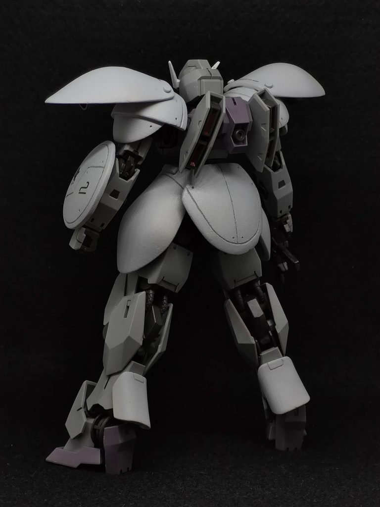 背部は尻部分の装甲を変更。ついでにふくらはぎの下部に部品を追加してちょっとボリュームアップ。