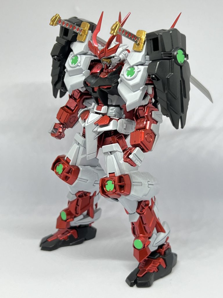 レッド部はガイアカラープレミアムミラークロームの上からプレミアムレッドのキャンディ塗装。ホワイト部はシルバー下地からホワイト。ブラック部はジャーマングレー。ゲーム内では全体的にツヤありなので最後にツヤありトップコート。