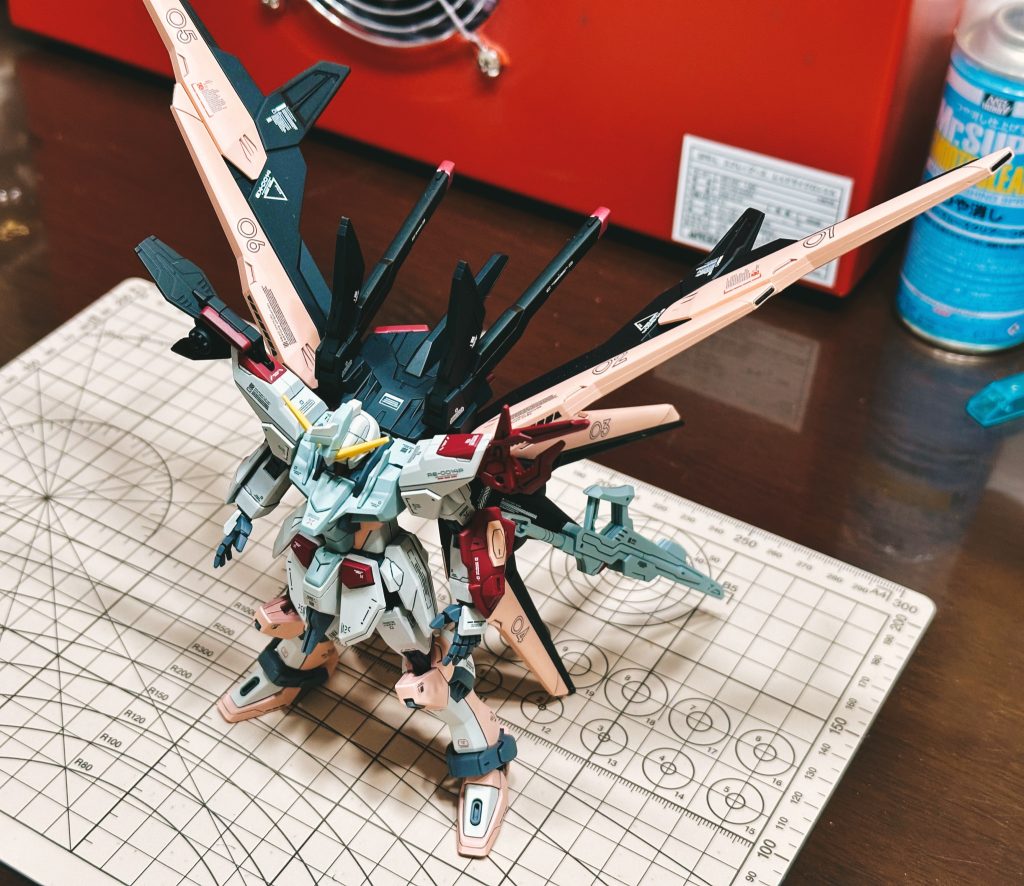 ウイングを跳ね上げてこの大きさです…平行に伸ばすと30cmくらいありますね