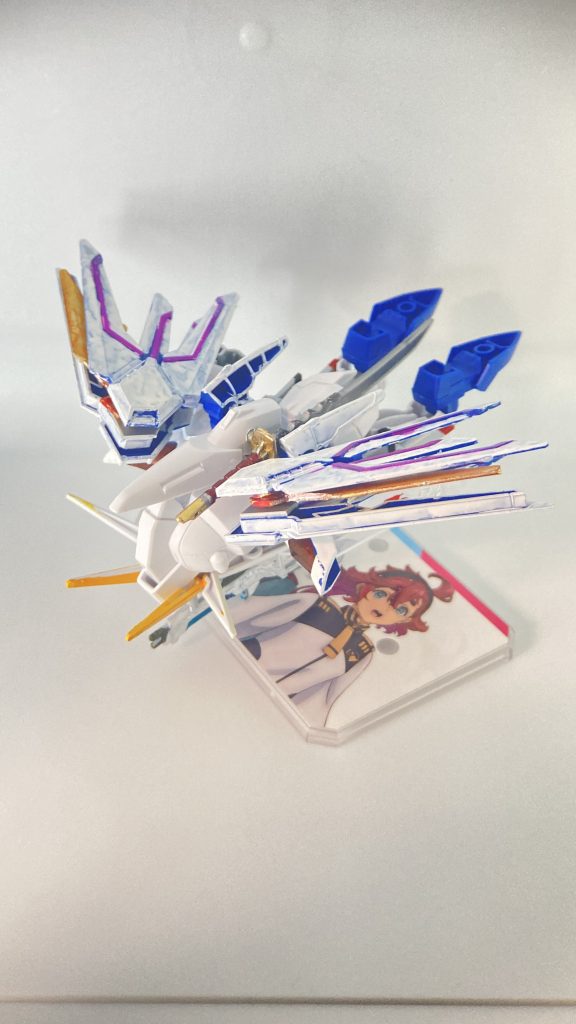 変形。バックパック中央部分はライフリのままなので変形させることができます。(差し替えの都合で刀は左右逆になります)