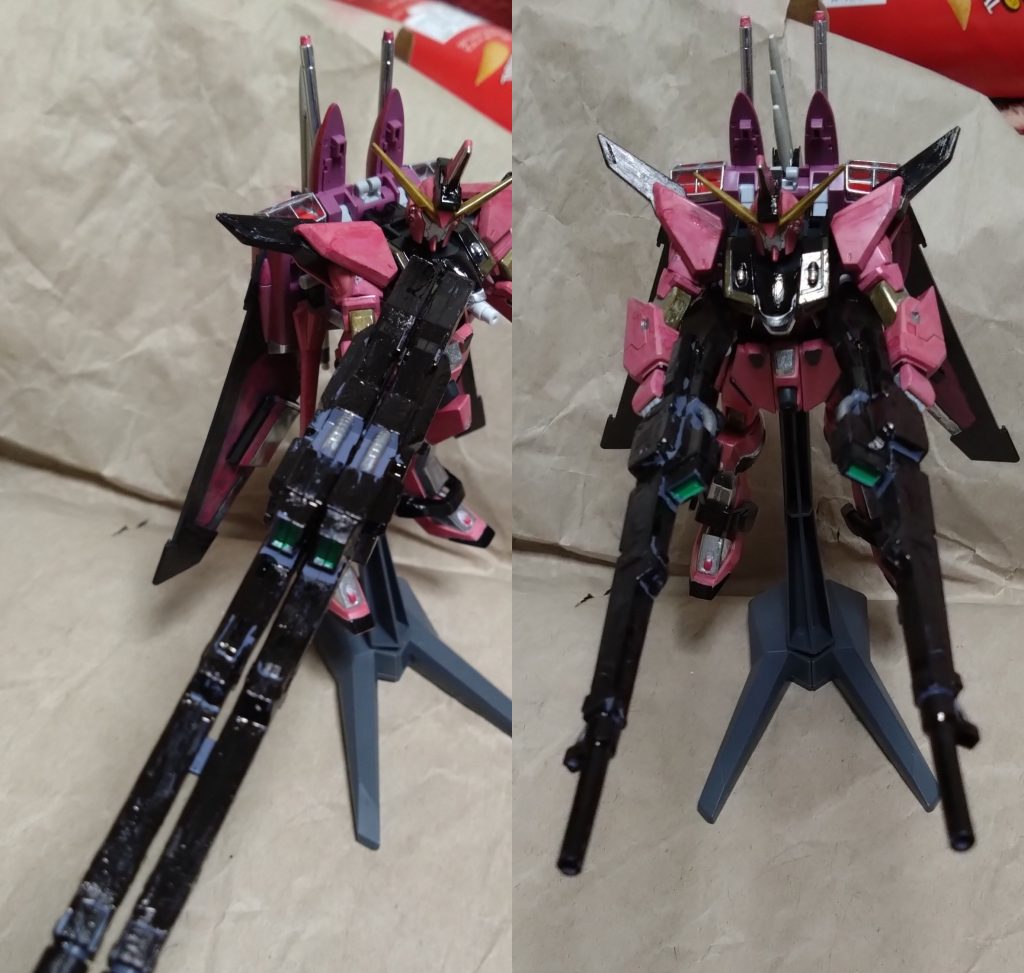 武装の紹介。まず最初は主兵装。ツインバスター狙撃ライフルSEED界の『ツインバスターライフル』になります。バスターガンダムの『超高インパルス長射程狙撃ライフル』を上回る高威力・精密狙撃ライフルを2挺平行連結した大型ビームライフル。分離して別方向への同時射撃も可能で、ライフルを左右に展開した状態で機体を旋回して周囲の敵に攻撃することもできる。 こちらはHG1/100ウイングガンダムゼロカスタムのモノを使いました。1/144のモノよりど迫力になると思い、このサイズのモノを使いました。使わない時は腰のサイドアーマーに装着します。自分で言うのも何ですが、とにかくデカいです……。