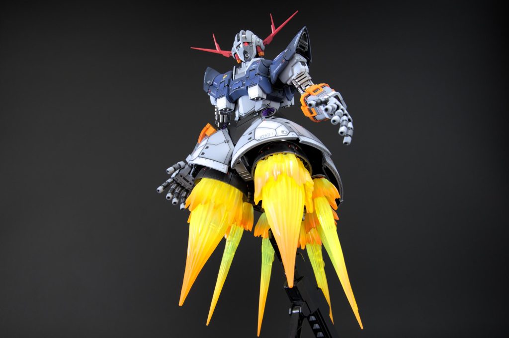 エフェクトパーツは蛍光塗料でグラデーション塗装。