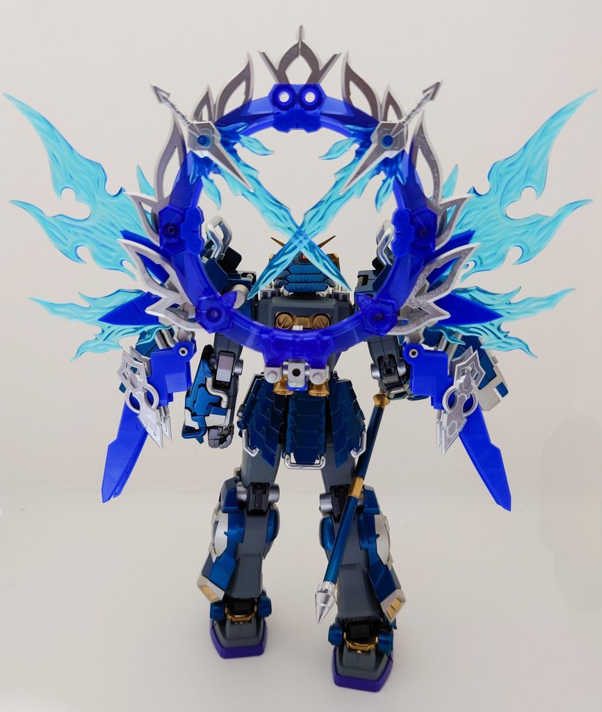 背後の武器は、不動明王の火炎光背をイメージして取り付けてみました。この蒼い炎を纏った感じが大好きです。