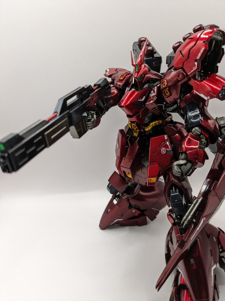 ビームライフルとシールド装備。ポーズ考えてるうちに腕のポロリが目立ったので補強を考えます。カッコイイポージングや写真取るのは難しい😅