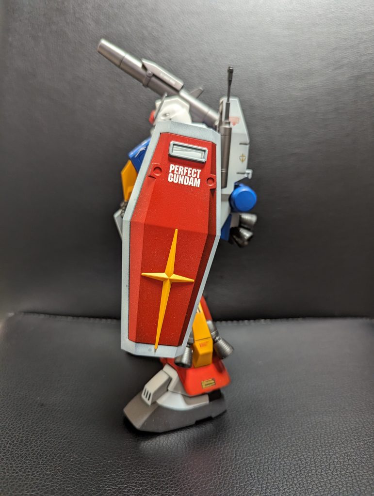 確かに今見ると玩具っぽい、MSVぽくない等わかってはいるんですが、このガンダムがなければ自分はガンプラに興味なかったと思います。