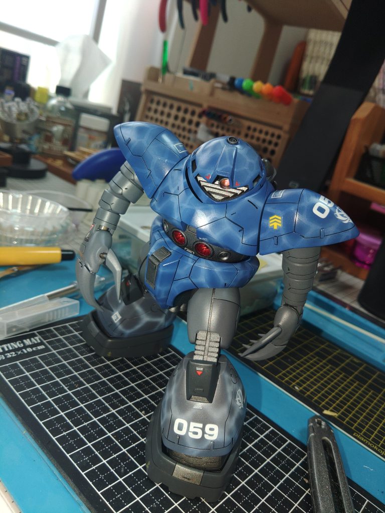 するとどうでしょう!同系色の迷彩が何となく、そう、なんとなく違和感無い程度に出来ました(まぁ、フリーハンドで吹ければマスキングすらいらな・・・)