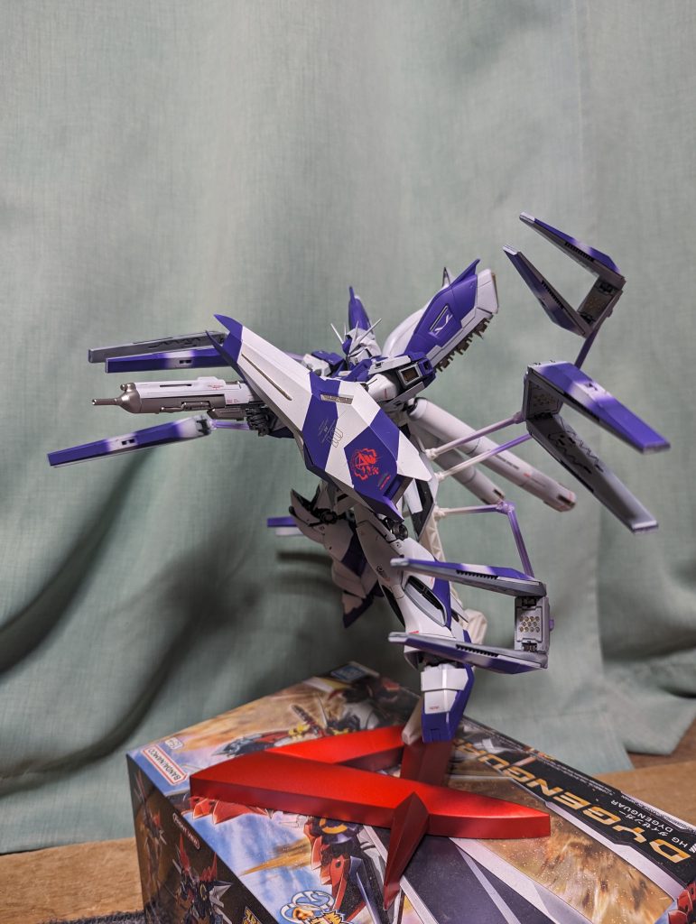 ファンネルの部分は、最初の工程から最後までジワジワと心折ってくるけど完成すると派手でいいですね。でも、当分ファンネルのあるMSは作りたくないです。