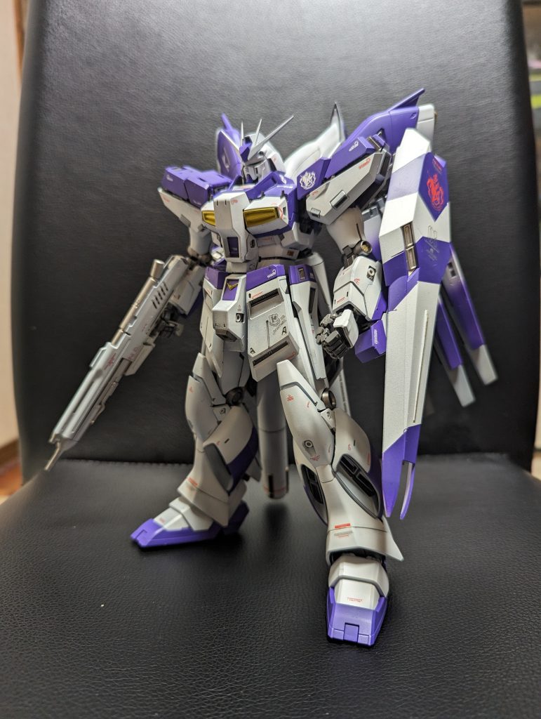 支え無しでも意外と自立するのは驚きでした。よく通う模型店に素組みのサンプルがあるんですが、後に仰け反っていて、正直ダサいと思ってました。