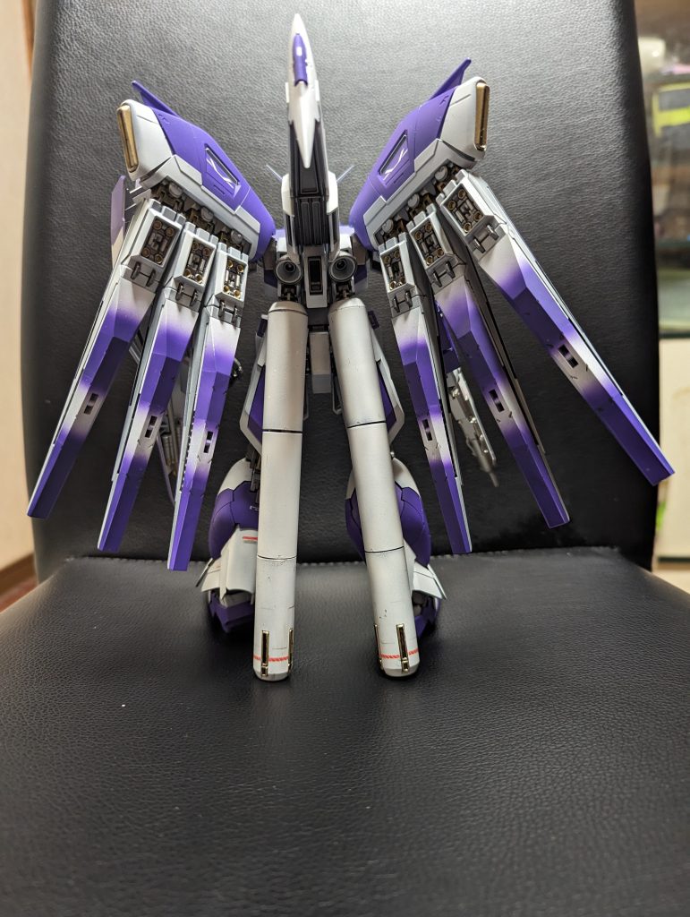 このキットで好きなところは顔のへの字がスジでなく、空いてる所がいいですね。反対に嫌いな所は拳のパーツです。武器を持たせにくい、ABSなんで塗装しづらいで好きになれないですね。自分的には差し替え式の方がいいです。