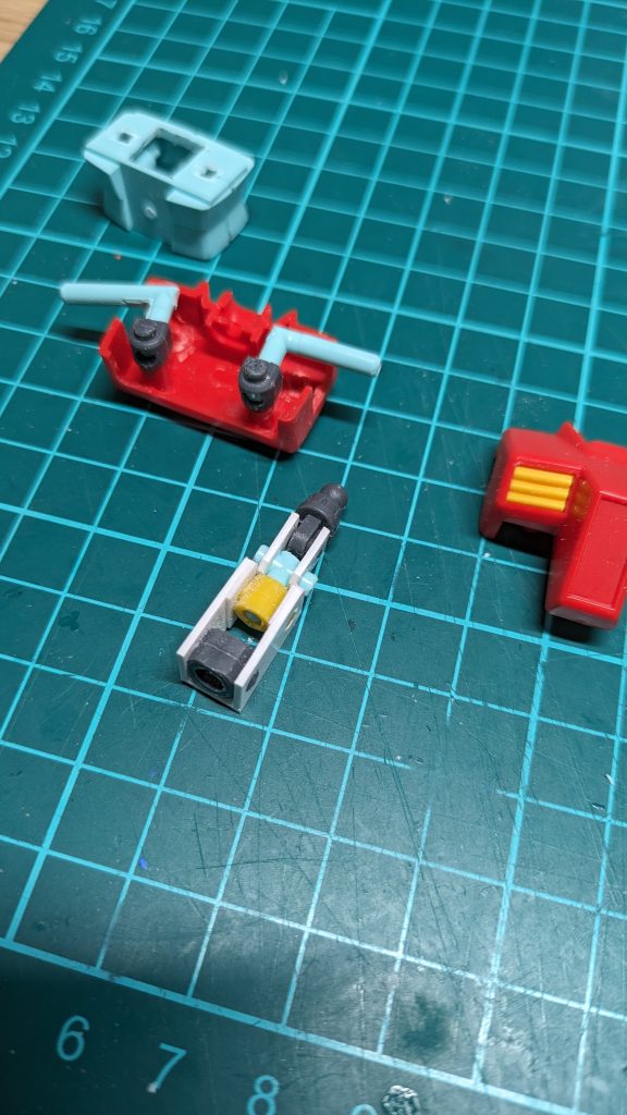 肩の関節を引出し式にして、腹部を可動式にしました。