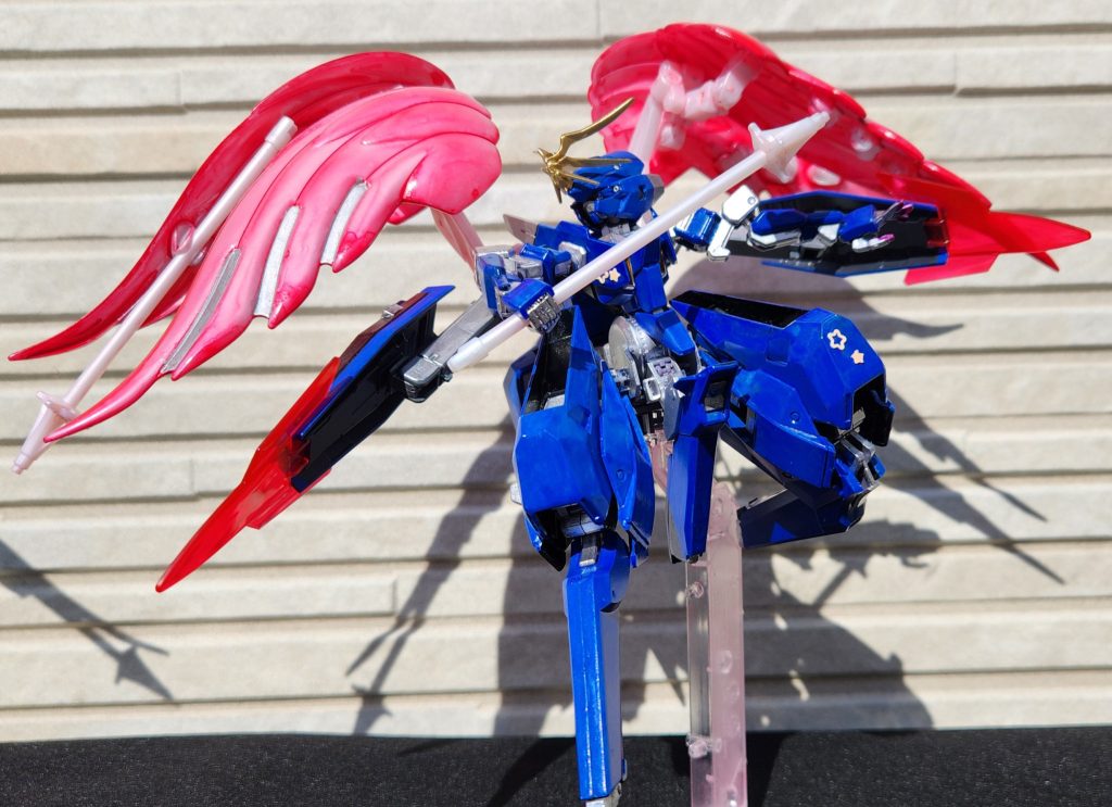 「俺の方か?こっちは盾からビームサーベル?ソード?分かんねぇがめっちゃ近接」