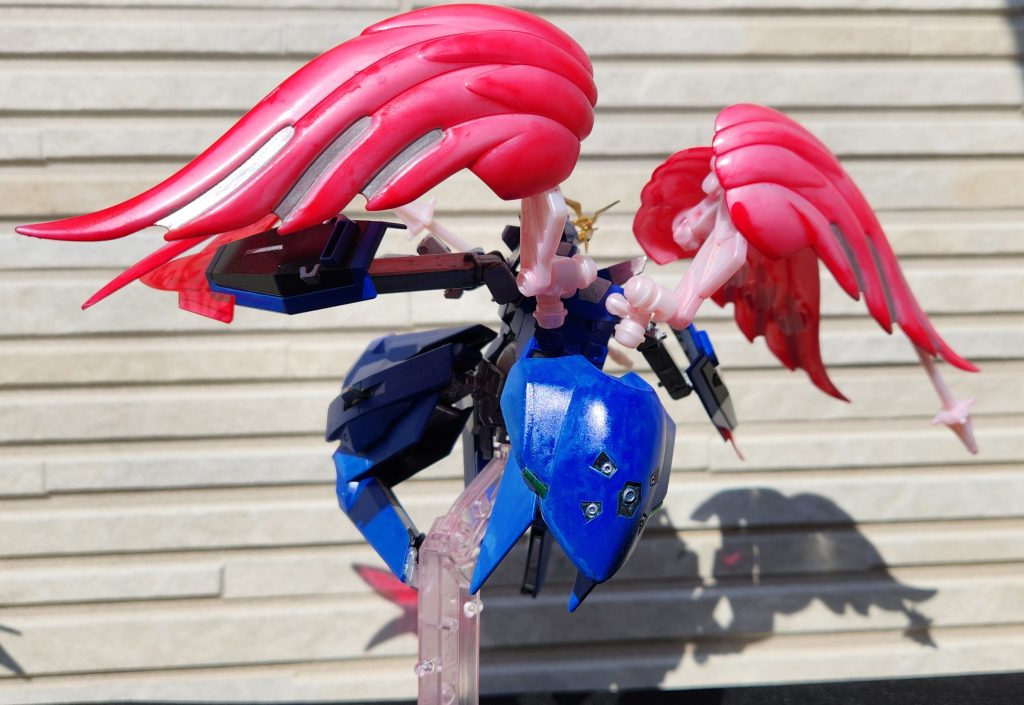 「しかも青いし。接近戦用って、安全マージンもクソも無ぇな。それよか、あの政府って怪しくね?量子テレポートの実験事故でこっちに来ちまったから帰れねぇし」