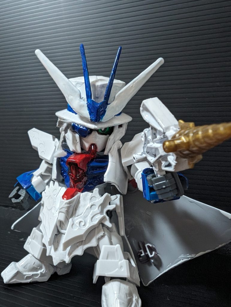 本当ならトランプ銃が良かったのですが、素人の私には作れなかったので付属の武器を持たせました。