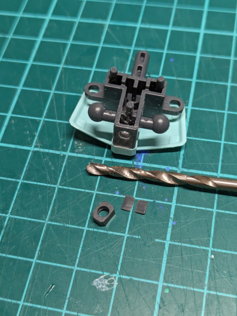 ポリキャップを仕込んでアクションベース用の接続穴を製作。