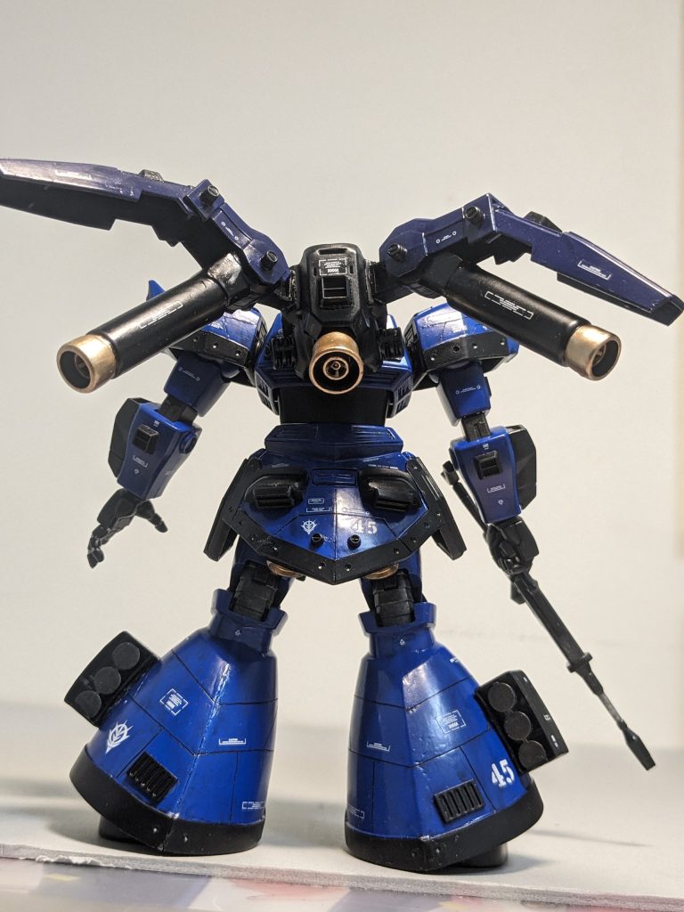 「ジャンクパーツを継ぎ足しウイング風に、バズーカを切り分けてスラスターっぽくして、オリジナルバックパックを作成。ウイングは可動式か…。自身と野心に彩られた機体だ。」